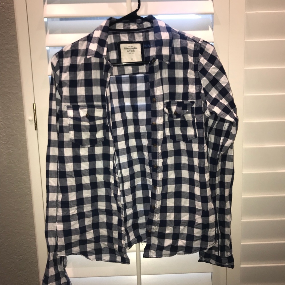 • A&F navy/white plaid flannel 💙🖤 •
